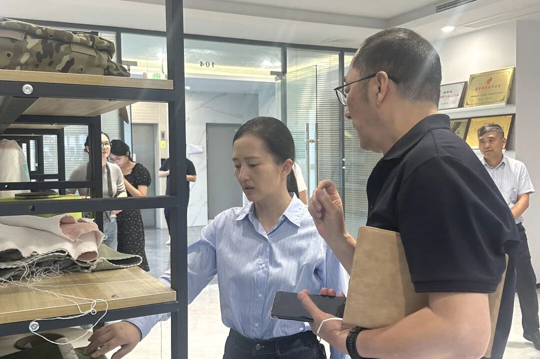 Si Zhou Xiao, miyembro sa nagtindog nga komite sa Komite sa Partido sa Municipal, Ministro sa departamento sa Propaganda, ug Ministro sa United Front Work Department, nagbisita sa Chinthu Polyester alang sa panukiduki alang sa panukiduki